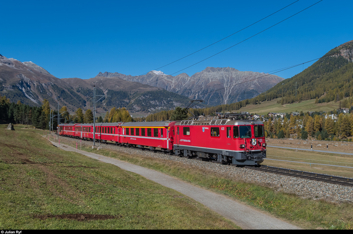 Ge 4/4 II 621 erreicht am 16. Oktober 2016 mit einem RE Scuol - Pontresina seinen Endbahnhof. 
Normalerweise verkehren die Züge hier Steuerwagen voraus. Weil aber derzeit der Sasslatsch-Tunnel zwischen Sagliains und Susch wegen Bauarbeiten gesperrt ist, werden die Züge zwischen diesen Stationen via Vereina-Tunnel umgeleitet, wo sie in der Tunnel-Dienststation Sasslatsch eine Spitzkehre machen.