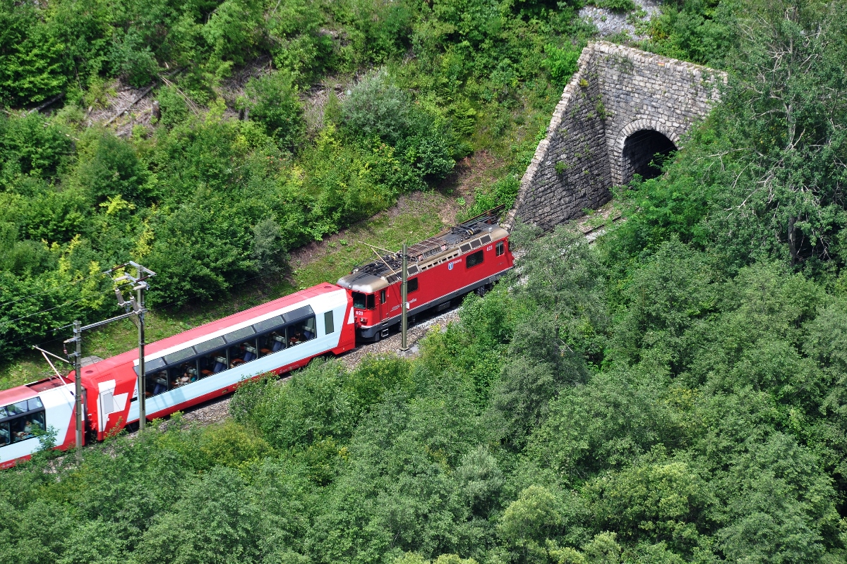 Ge 4/4 II 621 Felsberg durchfährt mit dem Glacier-Express die Vorderrheinschlucht zwischen Versam-Safien und Trin in Richtung Chur und erreicht den Ransuntunnel. Fotografiert am 20.07.2014 von der Versamer Strasse.