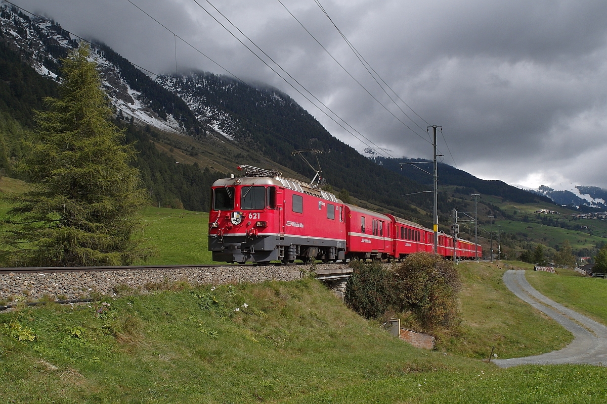 Ge 4/4 II 621  Felsberg  mit dem RE 1240, Scuol-Tarasp - Disentis-Mustér, am 24.09.2015 zwischen Lavin und Sagliains.