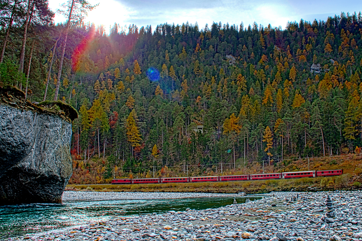 Ge 4/4 II 621  Felsberg  fährt am Morgen durch die herbstliche Rheinschlucht talwärts mit dem Re aus Disentis nach Chur.Bild 4.11.2015