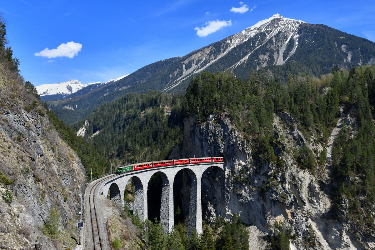 Ge 4/4 II 621 mit einem IR am 25.04.2018 bei Filisur auf dem Landwasserviadukt. 