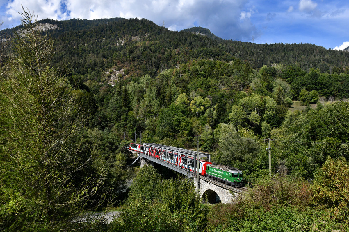 Ge 4/4 II 621 mit GEX 902 am 10.09.2018 bei Reichenau. 