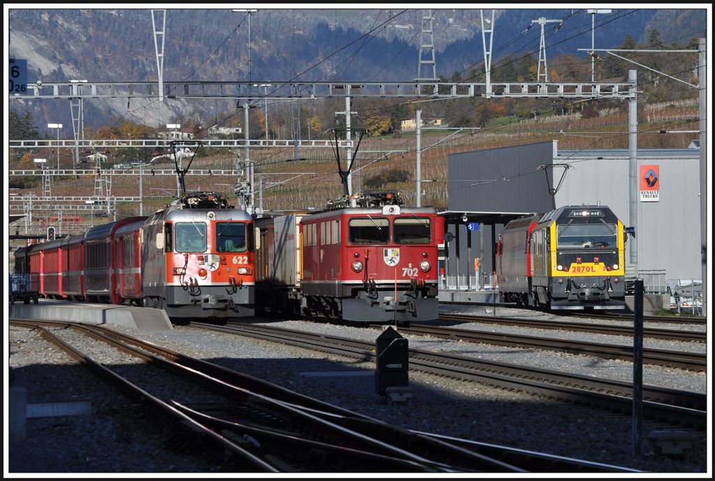 Ge 4/4 II 622  Arosa , Ge 6/6 II 702  Curia , Gmf 4/4 28701  Surselva  und Ge 4/4 III 645  Tujetsch  in Untervaz-Trimmis. (25.11.2013)