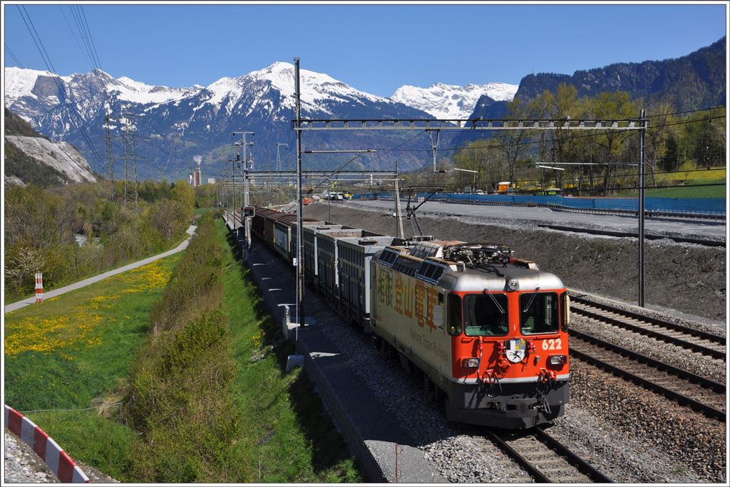 Ge 4/4 II 622  Arosa  mit dem Valserwasserzug nach Ilanz zwischen Untervaz-Trimmis und Haldenstein. Im Hintergrund der verschneite Vilan. (20.04.2016)