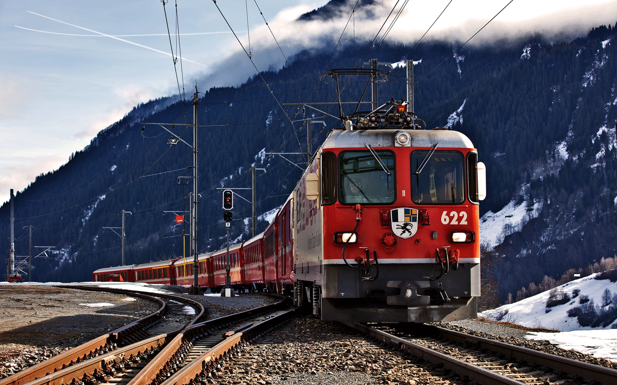 Ge 4/4 II 622 erreicht mit einem Re nach Disentis die Station Sumvitg.Bild 22.2.2017