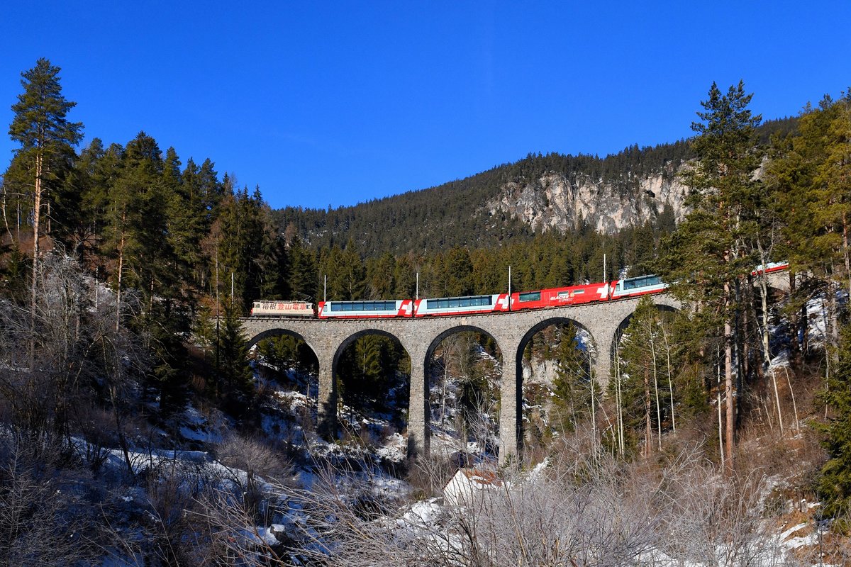 Ge 4/4 II 622 mit einem GEX am 27.12.2018 bei Filisur. 