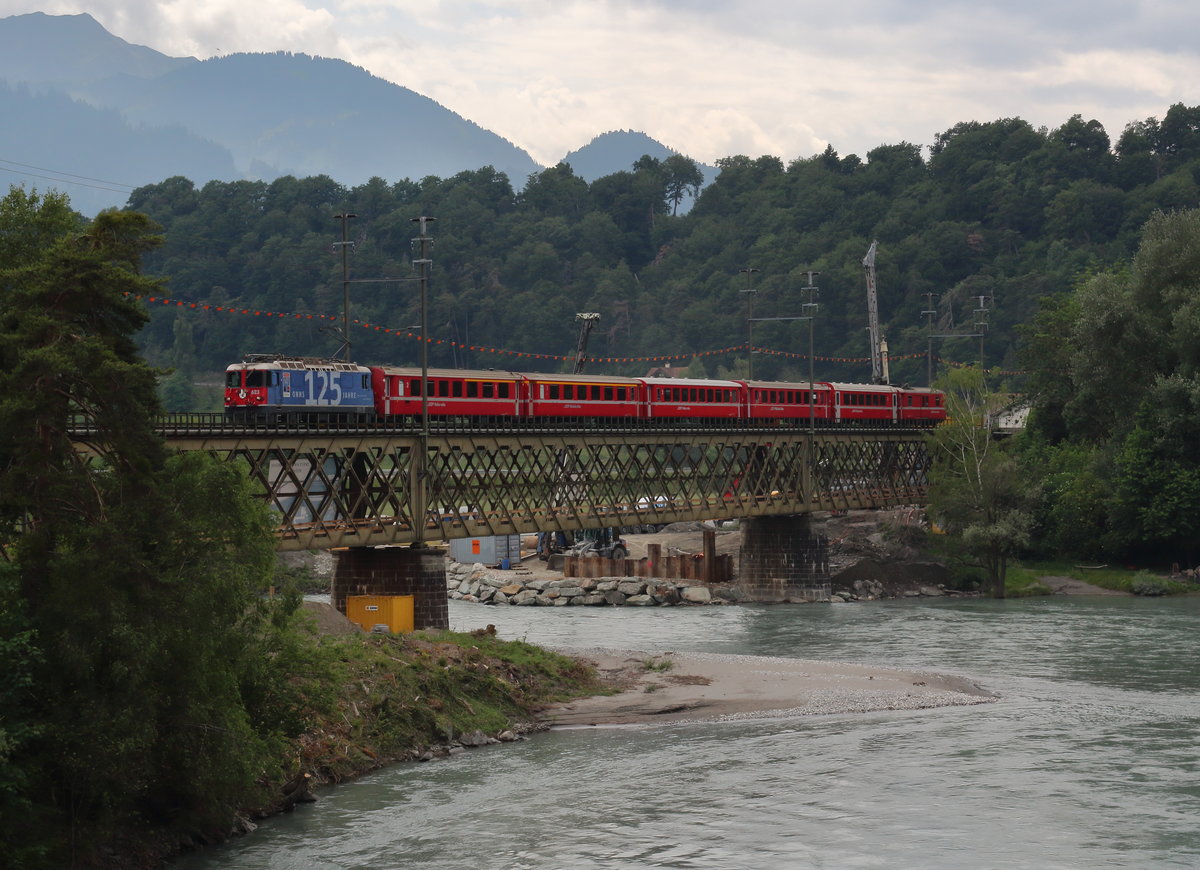 Ge 4/4 II 623  Bonaduz  fährt mit dem RE1744 (Disentis/Muster - Scuo-Tarasp) über die Hinterrheinbrücke bei Reichenau-Tamins. Im Hintergrund sind die Bauarbeiten für die zweite Brücke zu erkennen.

Reichenau-Tamins, 14. Juni 2017
