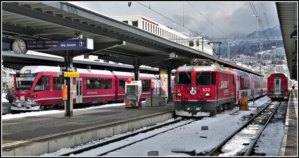 Ge 4/4 II 623  Bonaduz  übernimmt in Chur den PE923 nach Disentis/Mustér. Links davon  die S2 1555 mit ABe 4/16 3101 nach Thusis. (10.01.2019)