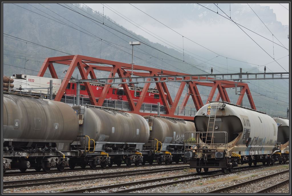 Ge 4/4 II 623  Bonaduz  und 629  Tiefencastel  berqueren die SBB-Geleise beim Holcim Bahnhof in Untervaz. (29.04.2013)