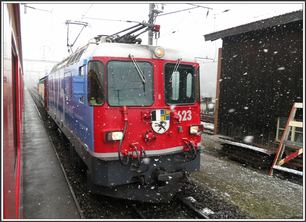 Ge 4/4 II 623  Bonaduz  mit Valserwasserzug in Ilanz. (02.04.2015)