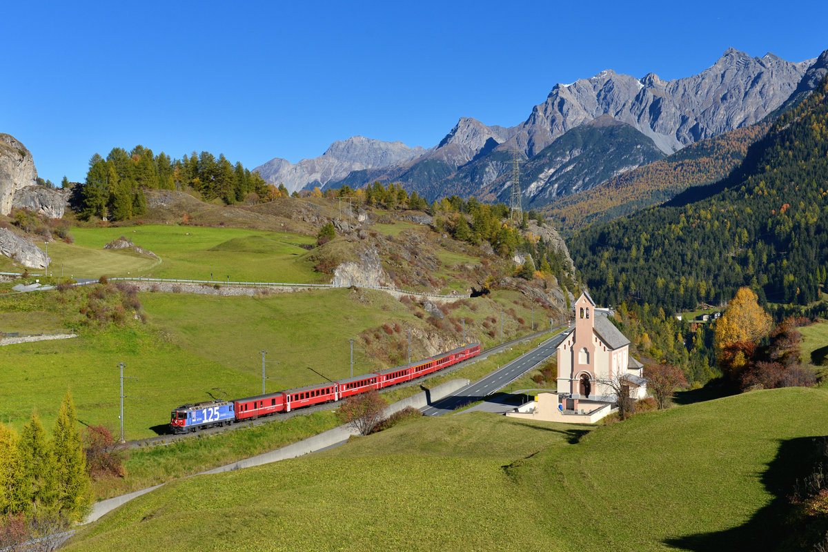 Ge 4/4 II 623 mit einem Regio am 15.10.2017 bei Ardez. 