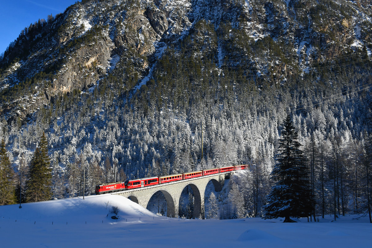 Ge 4/4 II 623 mit einem IR am 26.12.2018 bei Preda. 