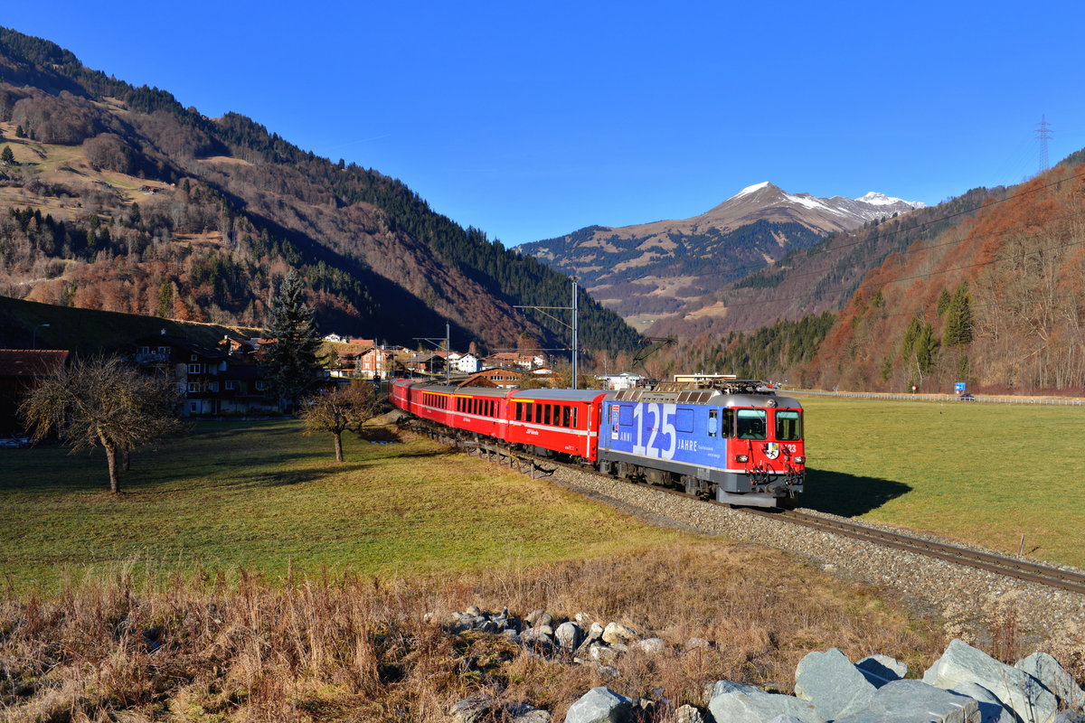 Ge 4/4 II 623 mit einem Engadin Star nach St. Moritz am 28.12.2016 bei Jenaz. 