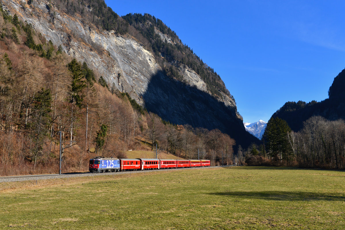 Ge 4/4 II 623 mit einem RE am 28.12.2016 bei Malans. 