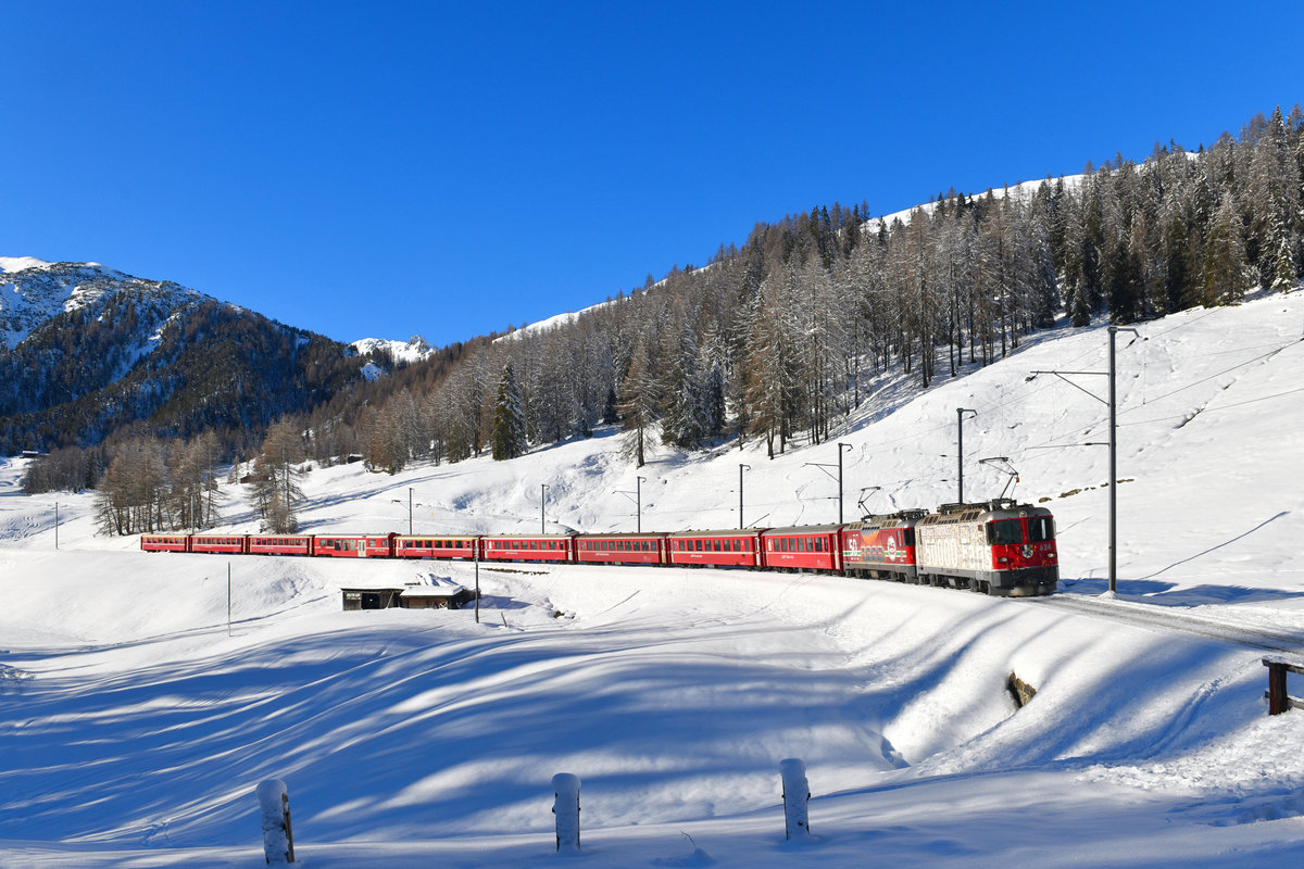 Ge 4/4 II 624 + Ge 4/4 II 617 mit einem Regio am 26.12.2018 bei Davos Wolfgang. 