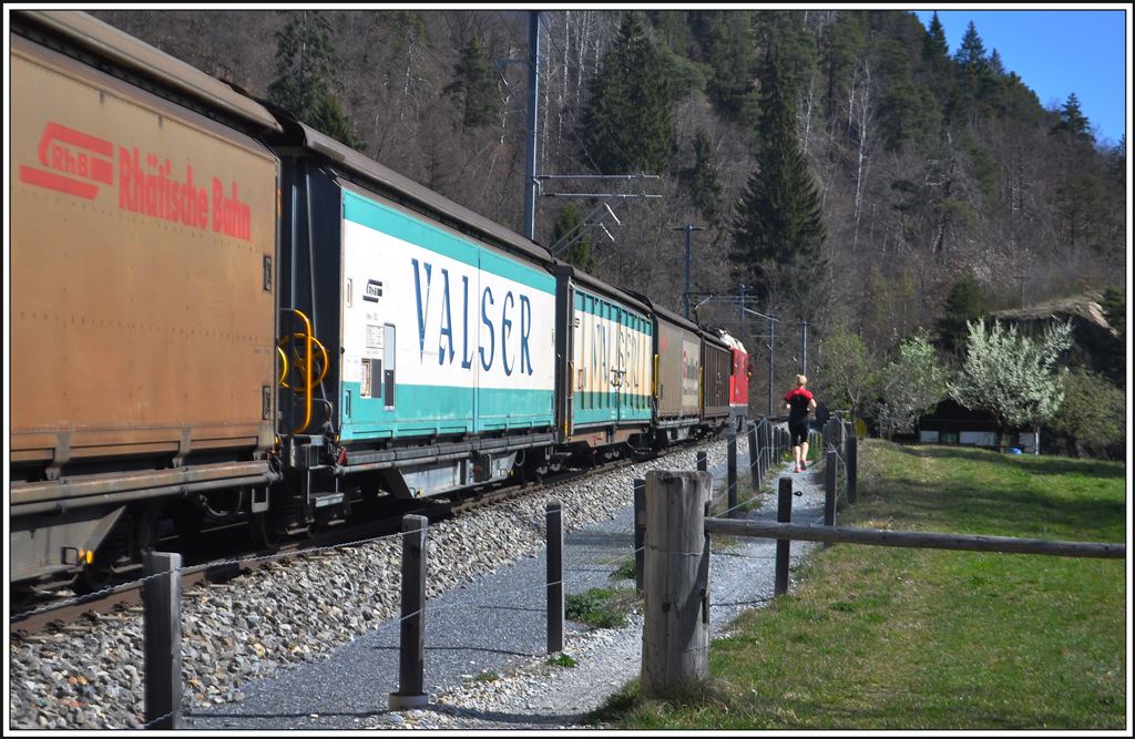 Ge 4/4 II 624  Celerina  führt den Valserwasserzug 5232 von Ilanz nach Untervaz-Trimmis. (02.04.2014)