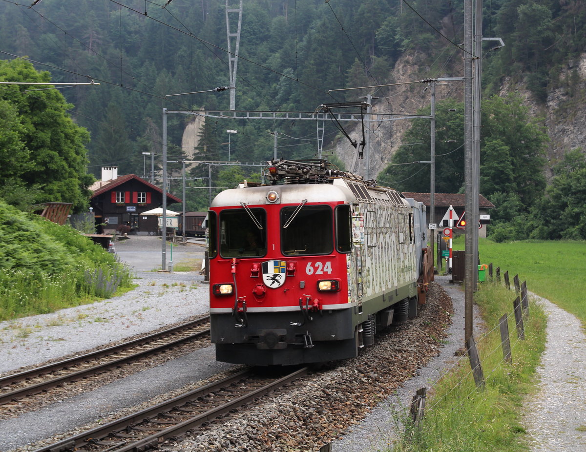 Ge 4/4 II 624  Celerina/Schlarigna   durchfährt mit einem Güterzug nach Ilanz den Bahnhof Trin.

Trin, 14. Juni 2017
