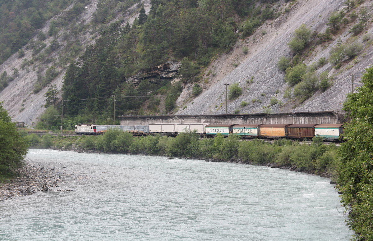 Ge 4/4 II 624  Celerina/Schlarigna  fährt mit einem Güterzug nach Ilanz durch die Rheinschlucht nahe der Station Trin.

Trin, 14. Juni 2017