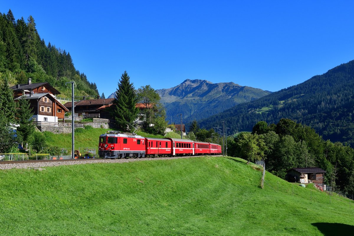Ge 4/4 II 624 mit einem Regio am 04.09.2019 bei Serneus.