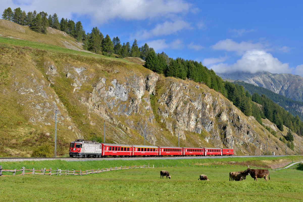 Ge 4/4 II 624 mit einem Engadin Star am 24.09.2016 bei Celerina. 