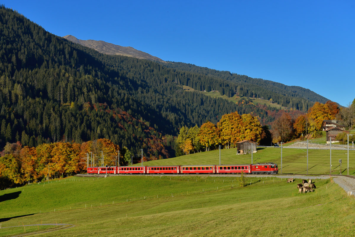 Ge 4/4 II 625 mit einem Engadin Star am 15.10.2017 bei Klosters Dorf.