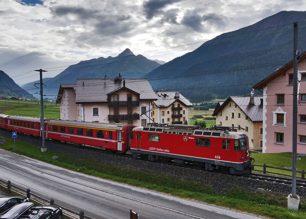 Ge 4/4 II 626  Malans  fährt mit dem R 1869 (S-chanf - St. Moritz), kurz vor dem Bahnhof Zouz vorüber.
Aufgenommen am 22.7.2016.