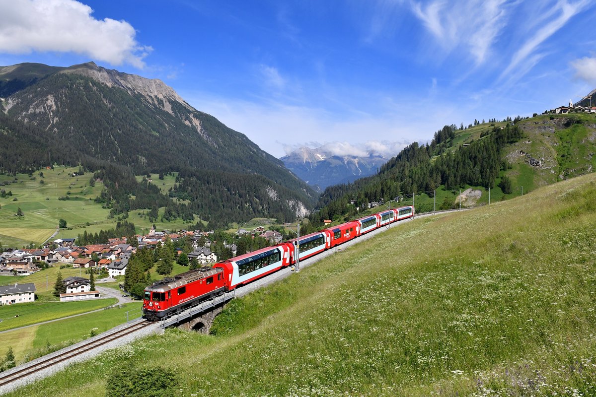 Ge 4/4 II 626 mit einem GEX am 15.06.2018 bei Bergün. 