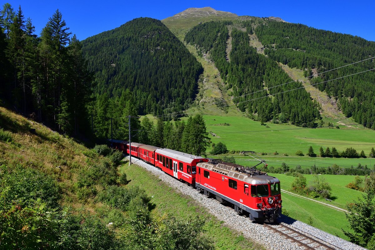 Ge 4/4 II 626 mit einem Regio am 03.09.2019 bei Zernez.