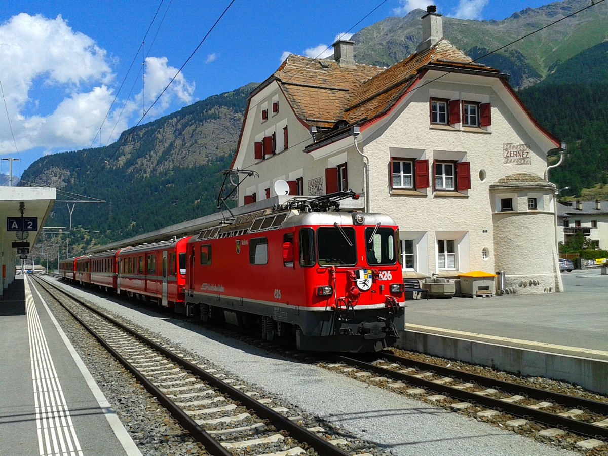 Ge 4/4 II 626 mit RE 1335 (Landquart - St. Moritz) am 21.7.2015 beim Halt in Zernez.