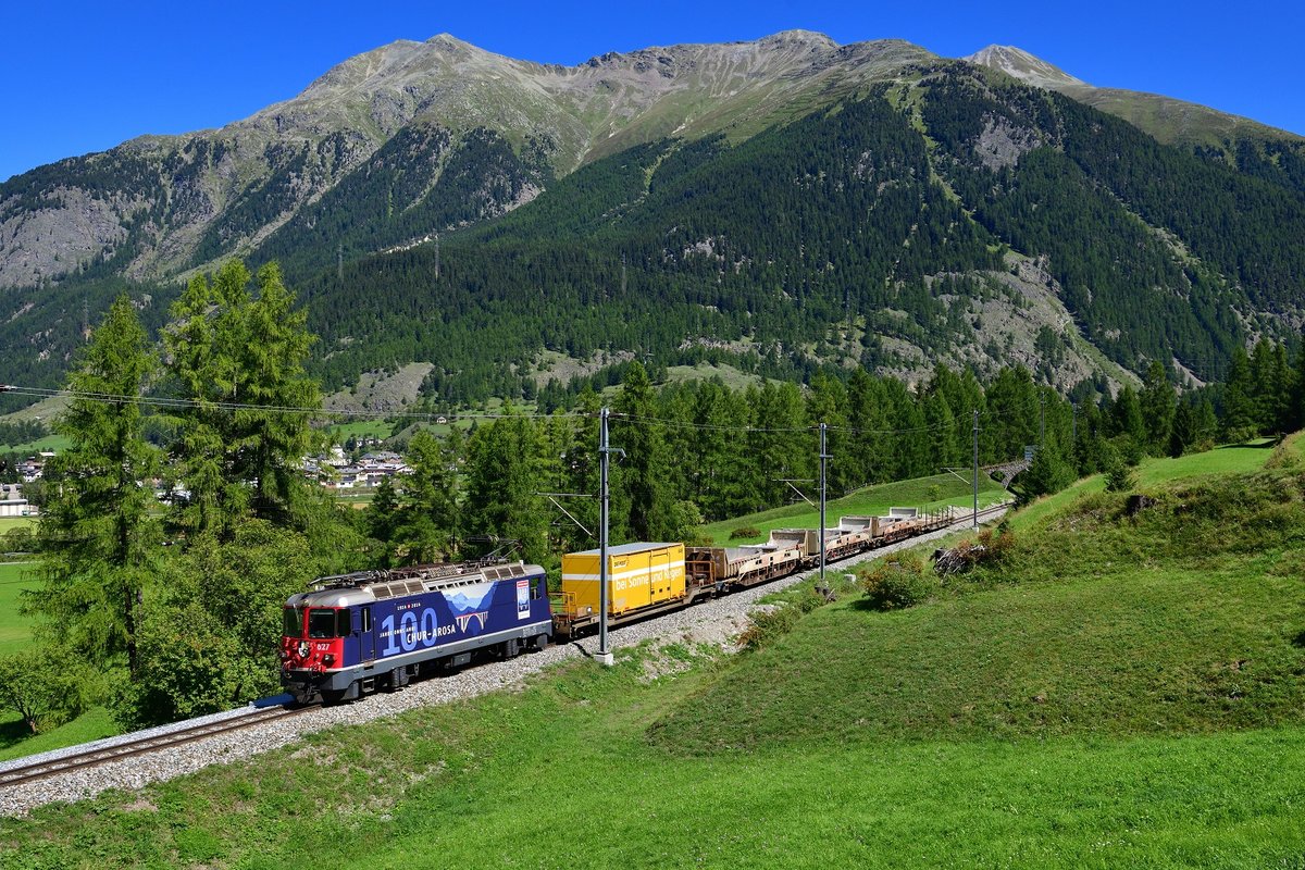 Ge 4/4 II 627 mit einem Güterzug am 04.09.2019 bei Zernez. 