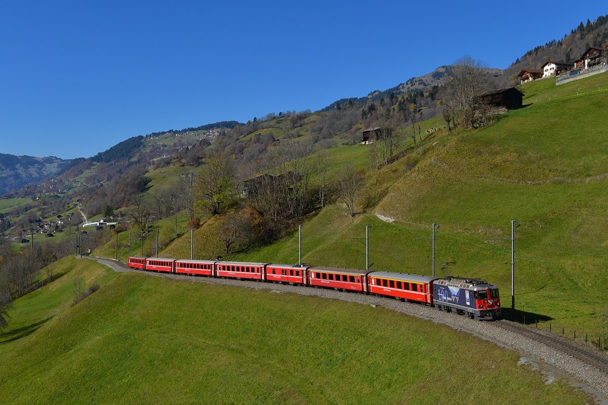 Ge 4/4 II 627 mit einem Regio am 03.11.2017 bei Saas.