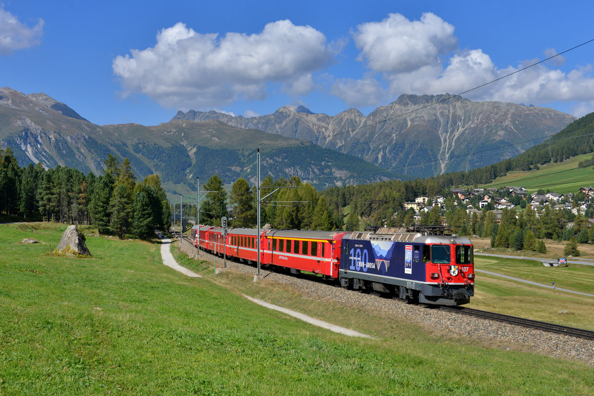 Ge 4/4 II 627 mit einem R am 24.09.2016 bei Pontresina. 