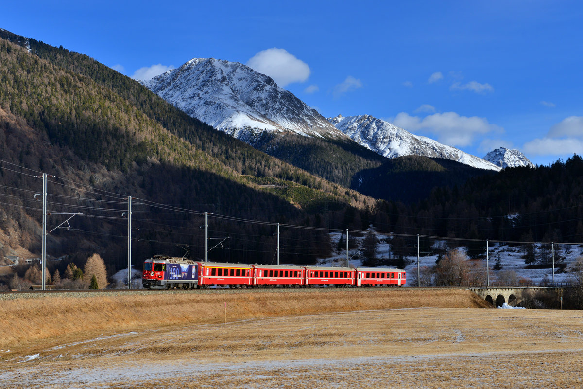 Ge 4/4 II 627 mit einem R nach Scuol-Tarasp am 26.12.2016 bei Zernez. 