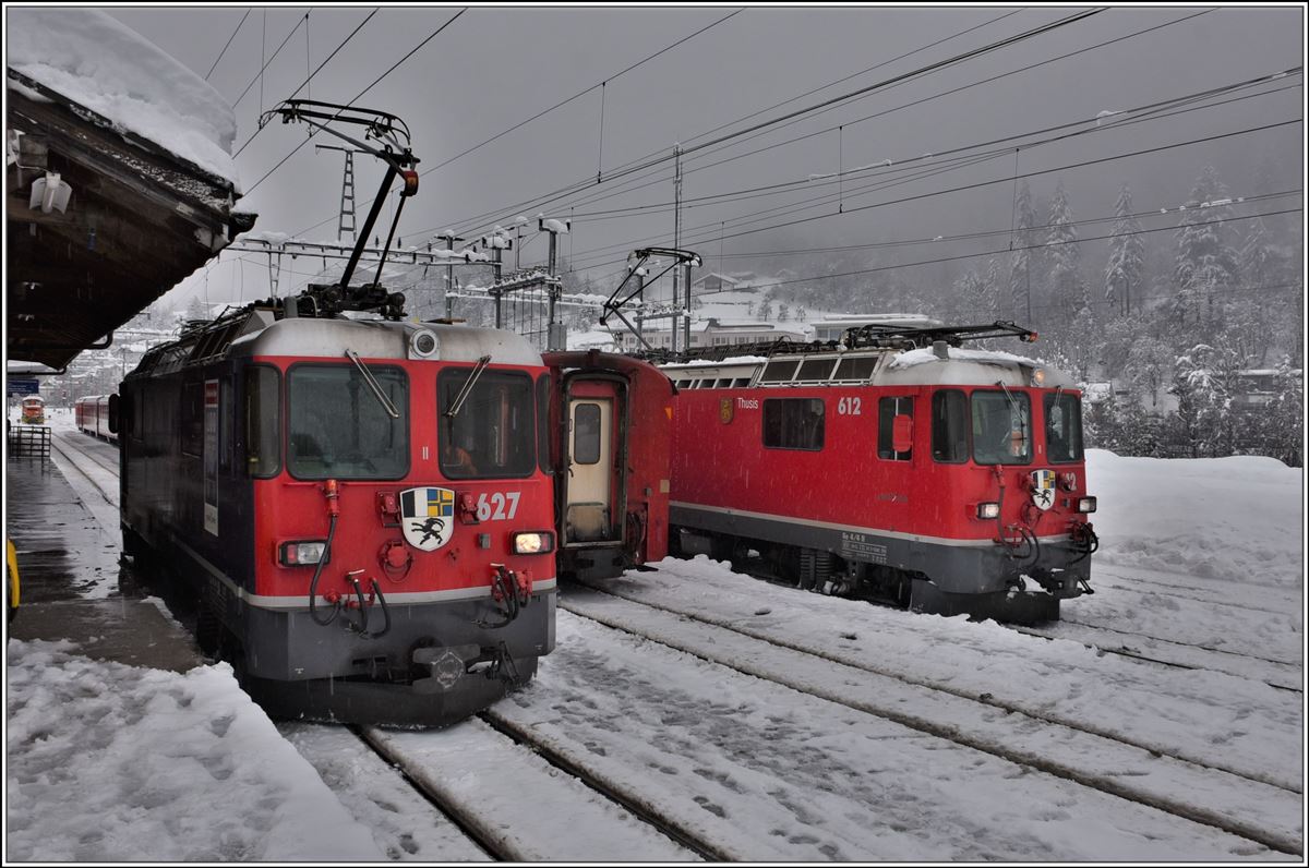 Ge 4/4 II 627  Reichenau-Tamins  und 612  Thusis  treten in Ilanz wegen der Streckensperre die Rückfahrt an. (22.12.2018)