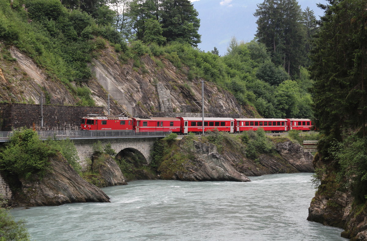 Ge 4/4 II 628  S-Chanf  befindet sich mit dem RE1741 (Scuol-Tarasp - Disentis/Muster) zwischen Reichenau-Tamins und Trin in der Rheinschlucht. Rheinschlucht, 14. Juni 2017