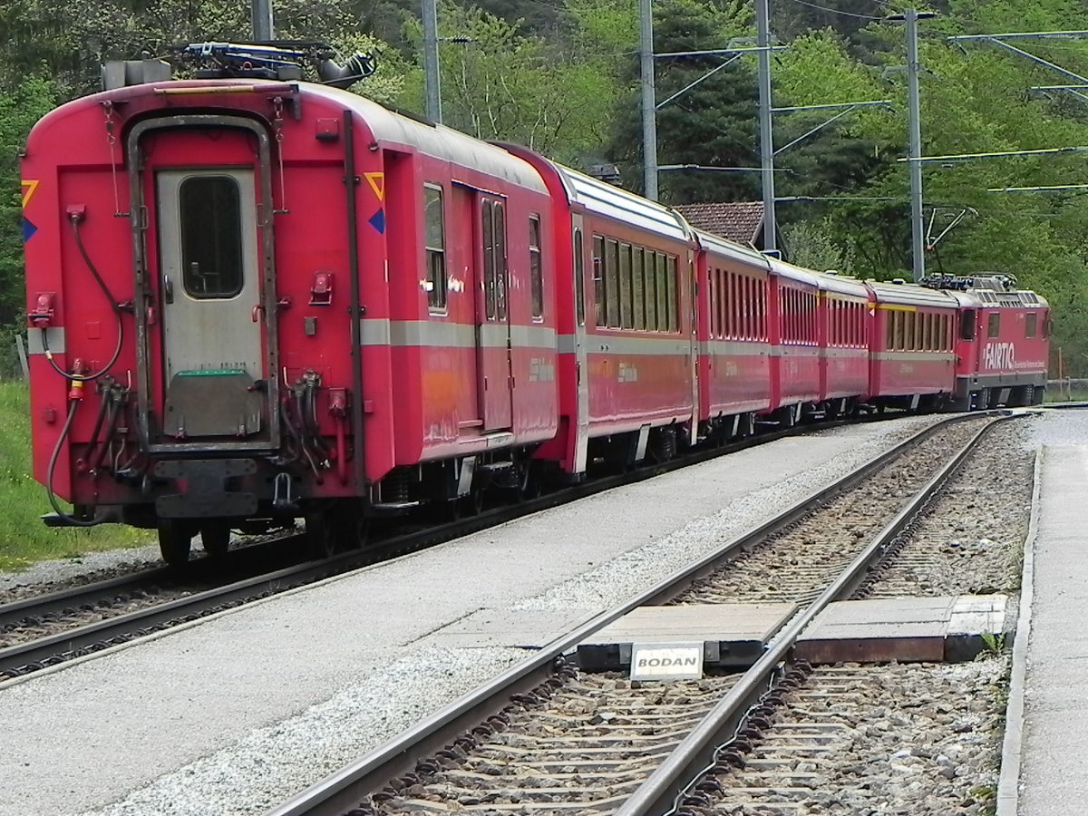 Ge 4/4 II 628 S-chanf mit einem RE am 10.05.2019 in Versam-Safien in der Ruinaulta.