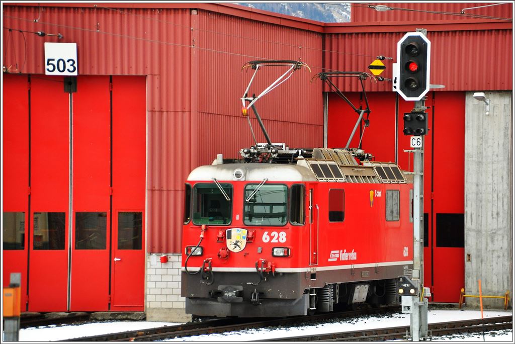 Ge 4/4 II 628  s-chanf  in Samedan. (17.12.2015)