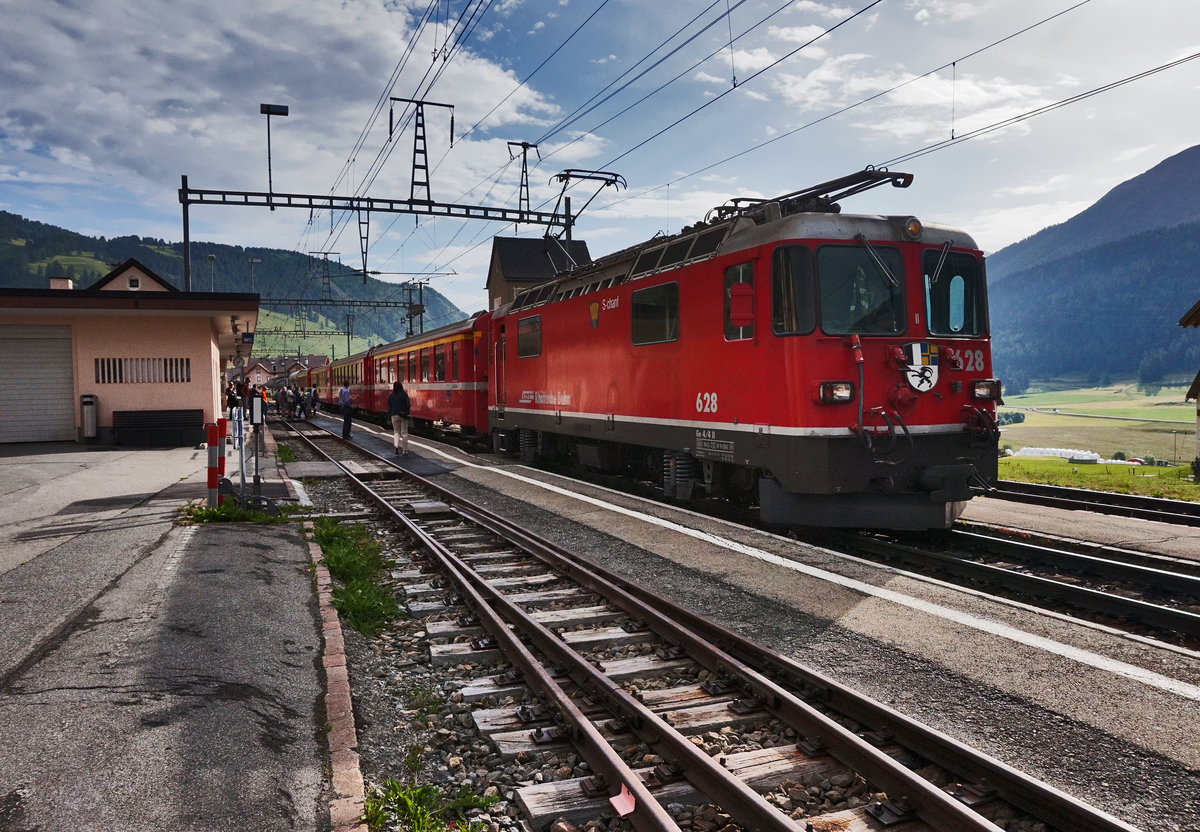 Ge 4/4 II 628  S-chanf  hält mit dem R 1917 (Sagliains - Pontresina), im Bahnhof Zuoz.
Aufgenommen am 22.7.2016.