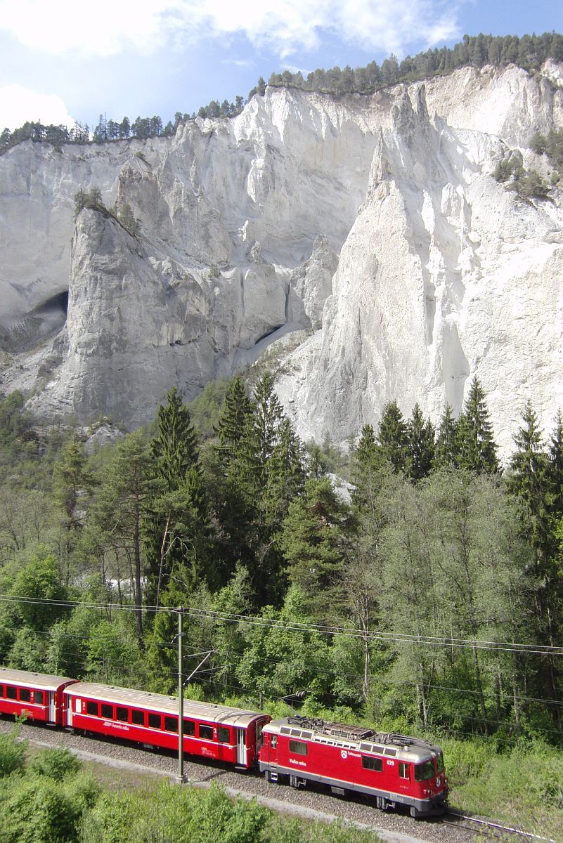 Ge 4/4 II 629 „Tiefencastel“ fhrt mit RE 1253 von Disentis/Mustr nach Scuol-Tarasp am 30.04.2011 durch die Ruinaulta und erreicht in Krze die Station Versam-Safien.