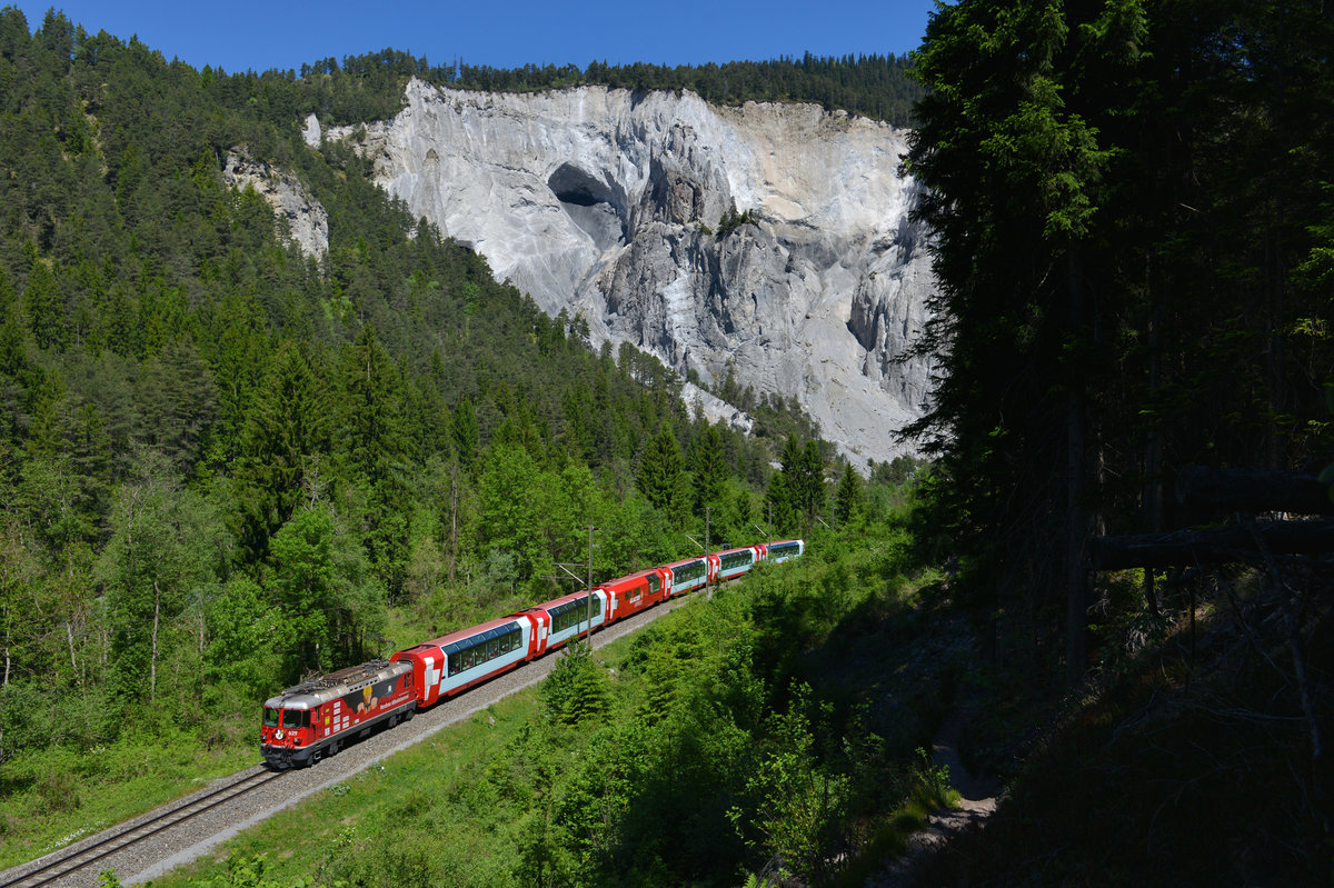 Ge 4/4 II 629 mit einem GEX am 26.05.2017 bei Versam. 