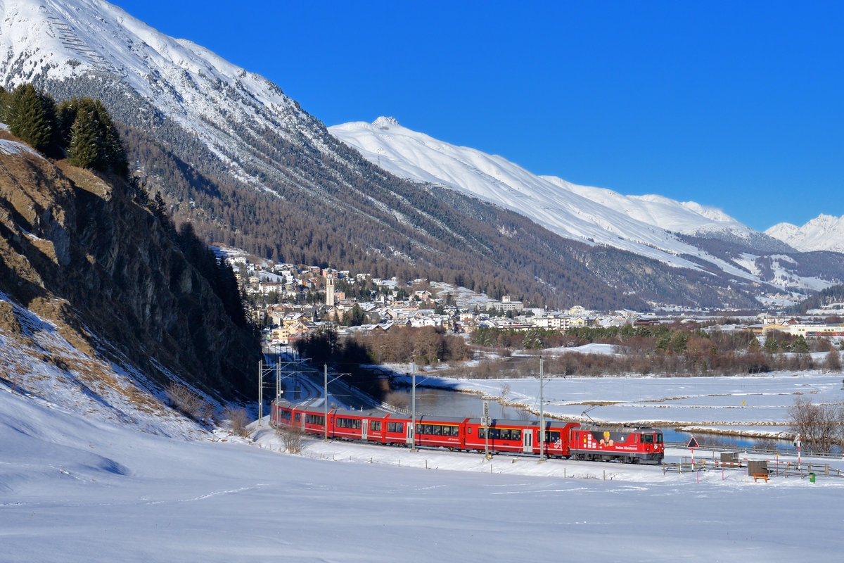 Ge 4/4 II 629 mit einem Regio am 12.11.2016 bei Celerina. 
