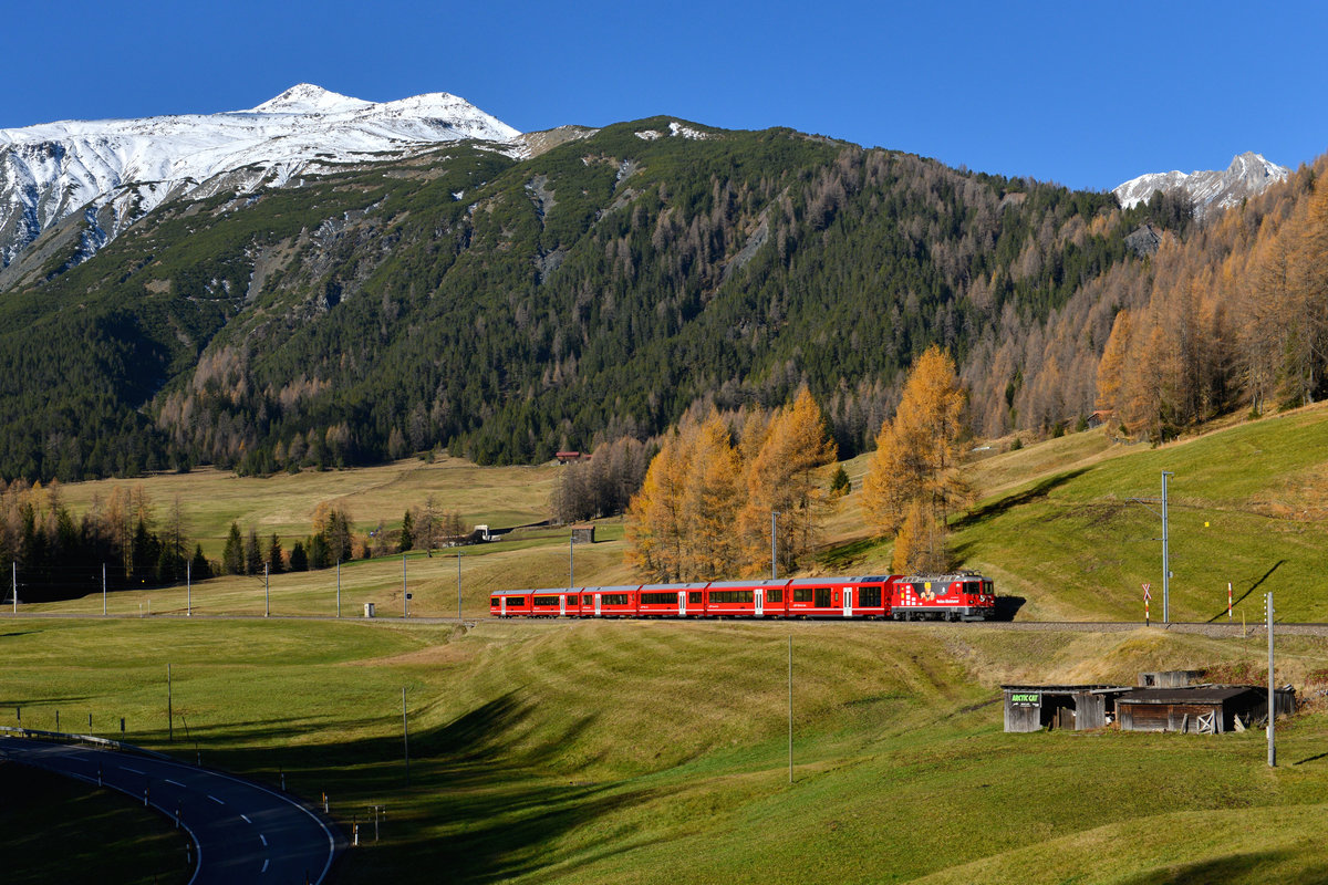 Ge 4/4 II 629 mit einem Regio am 03.11.2017 bei Davos Wolfgang. 