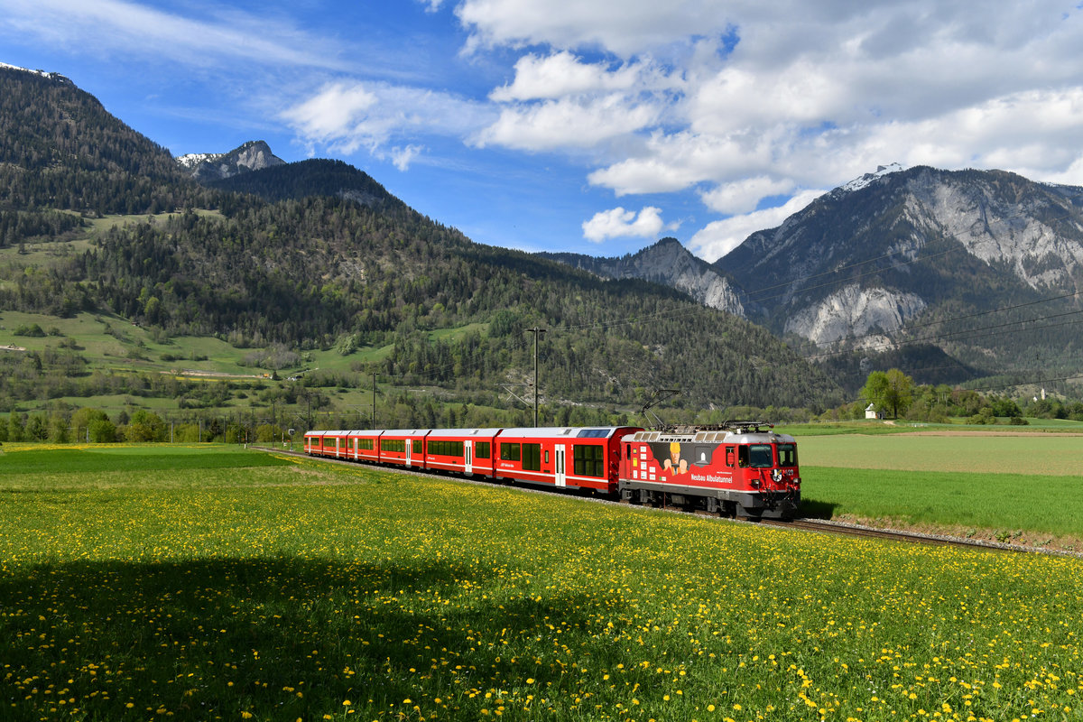 Ge 4/4 II 629 mit einem IR am 25.04.2018 bei Bonaduz. 