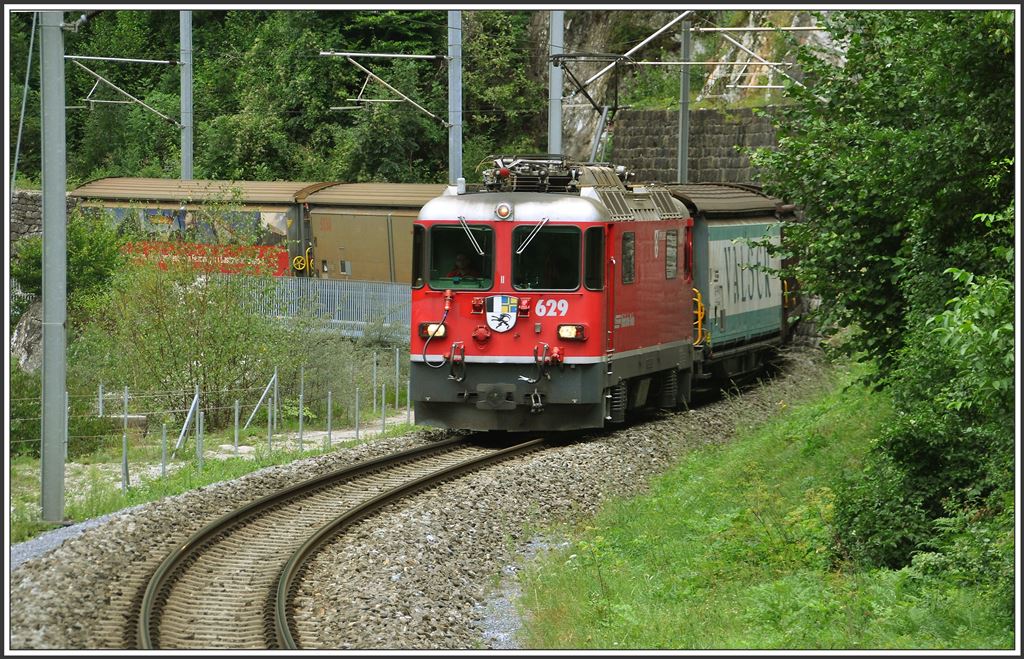 Ge 4/4 II 629  Tiefencastel  mit Valserwasserzug bei Trin. (19.08.2015)