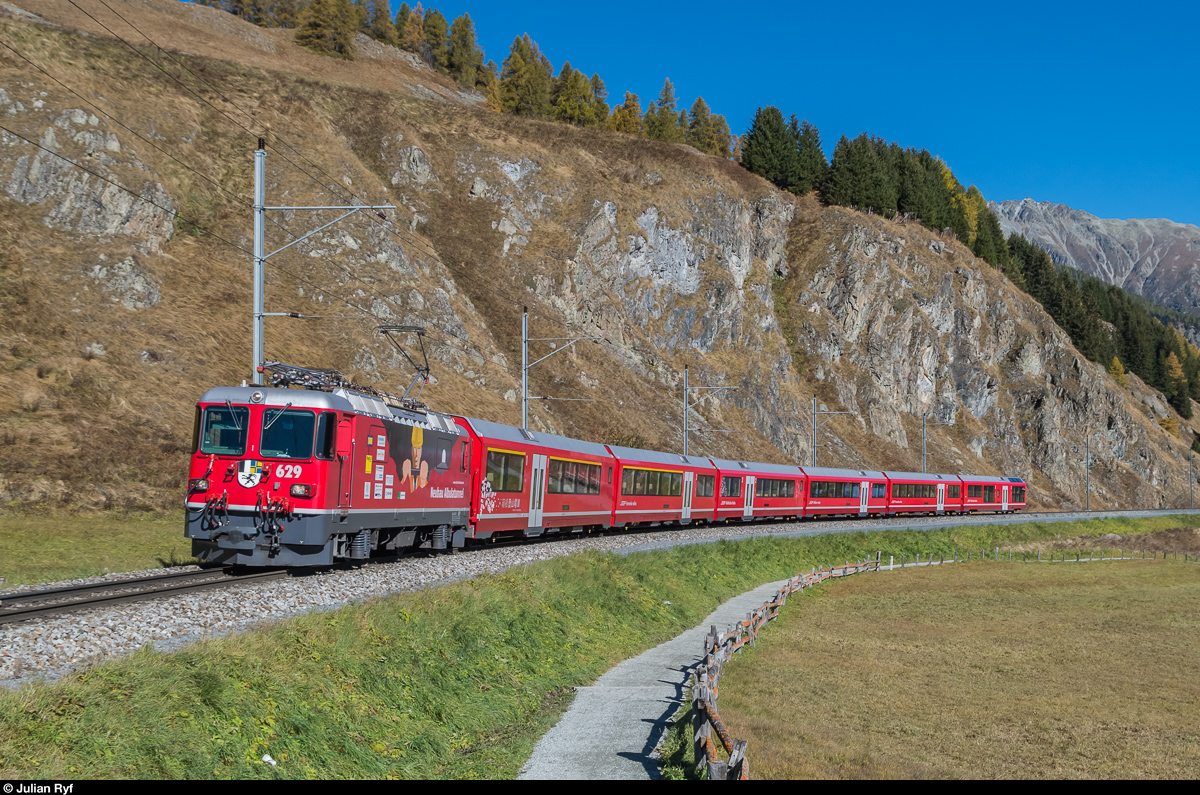 Ge 4/4 II 629 (Werbelok Neubau Albulatunnel) mit einem Albula-Gliederzug am 16. Oktober 2016 als RE  Engadin Star  Landquart - St. Moritz zwischen Samedan und Celerina.