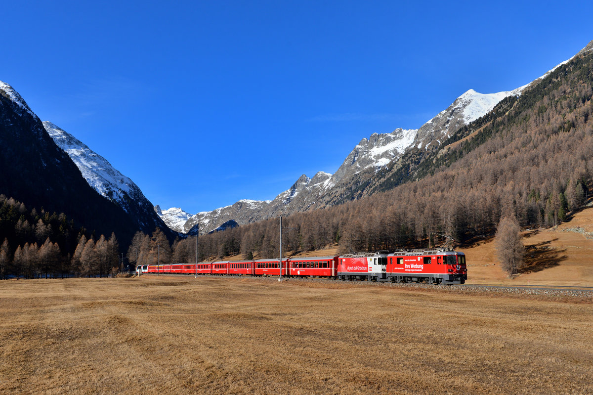 Ge 4/4 II 630 + Ge 4/4 II 633 mit einem RE nach St. Moritz am 26.12.2016 bei Bever. 
