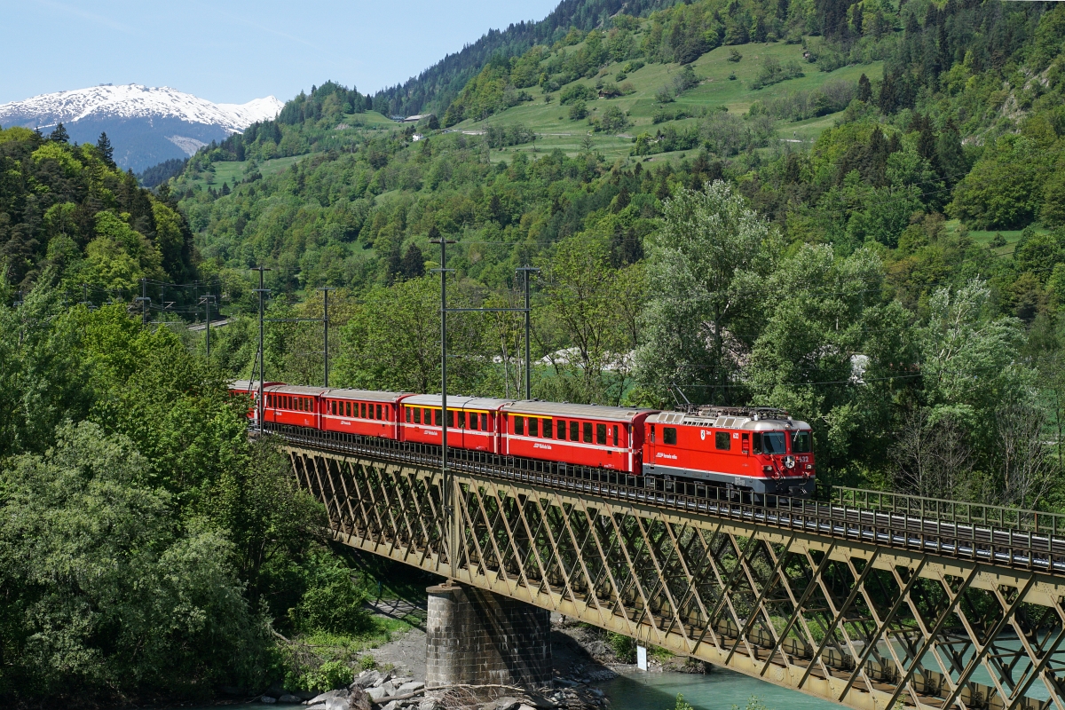 Ge 4/4 II 631 erreicht am 10.05.2015 mit dem RE 1245 Reichneau-Tamins.
