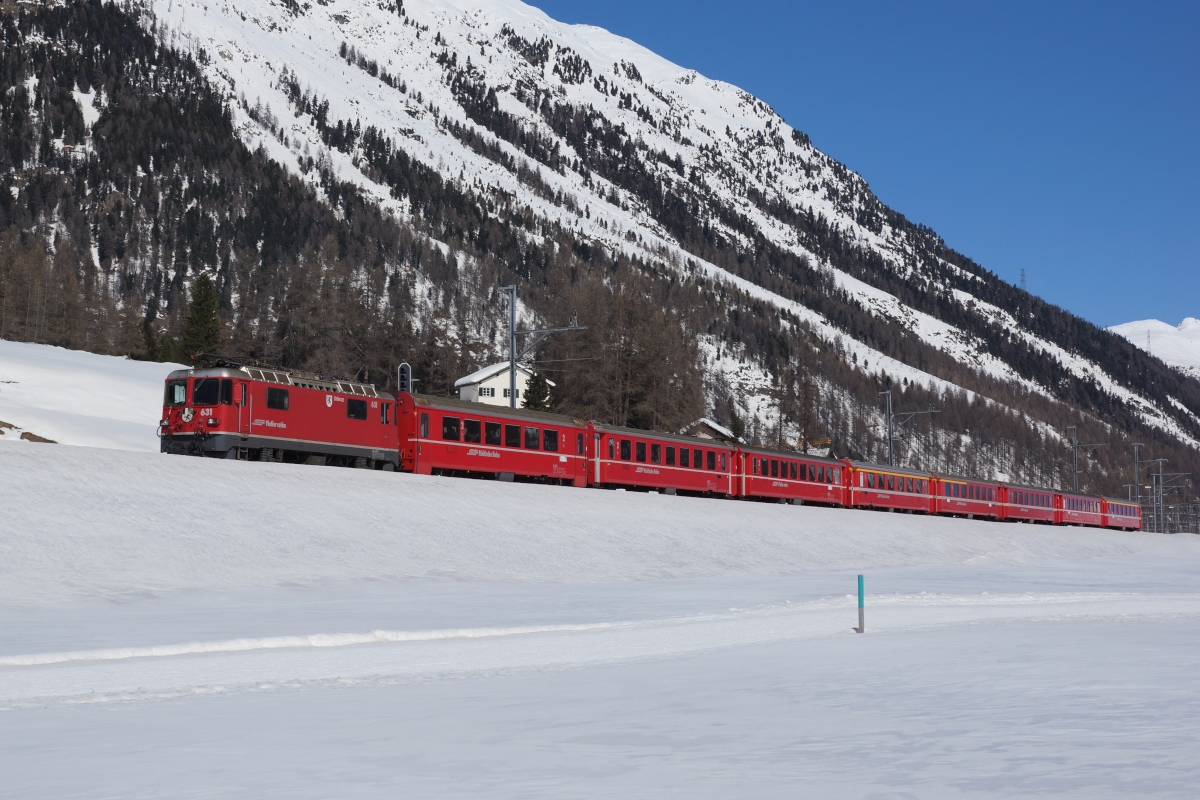 Ge 4/4 II 631 fährt am 09.03.2014 mit dem RE 1929 von Bever Richtung Samedan.