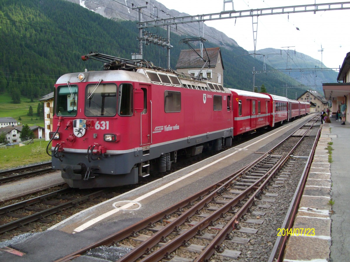 Ge 4/4 II 631 mit RE 1358 (St. Moritz - Landquart) am 23.7.2014 beim Halt in Zuoz