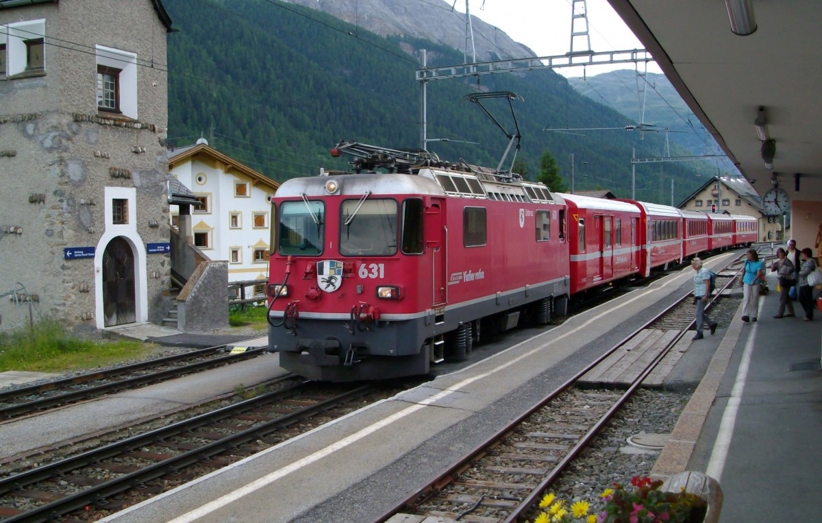 Ge 4/4 II 631 mit R 1956 (Pontresina - Scuol-Tarasp) am 23.7.2014 bei der Einfahrt in Zuoz.
